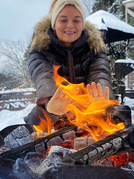 Jovem Bela Mulher Aquecendo Fogueira Durante Dia Frio Inverno — Fotografia de Stock