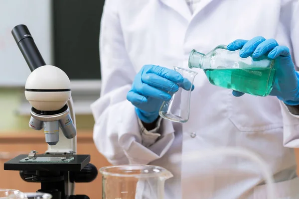 Cientista Derramando Substância Frasco Para Outro Laboratório Durante Trabalho Pesquisa — Fotografia de Stock