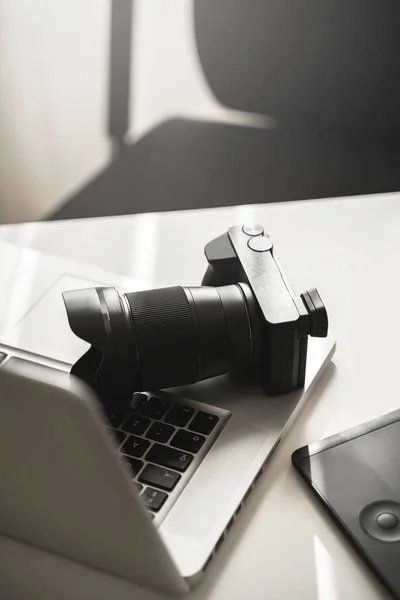 Lavoro Del Fotografo Con Equipaggiamento Moderno Fotocamera Mirrorless Laptop Tablet — Foto Stock