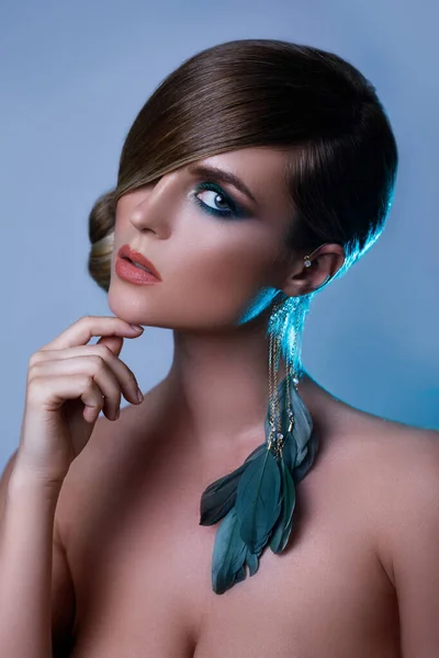 Portret Seksownej Modelki Stylowym Obrazie Eleganckimi Włosami Pokrywającymi Jedno Oko — Zdjęcie stockowe