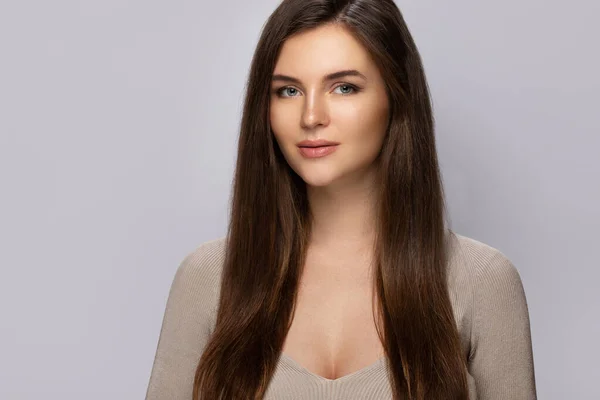 Retrato Jovem Mulher Bonita Com Belo Cabelo Longo Fundo Cinza — Fotografia de Stock