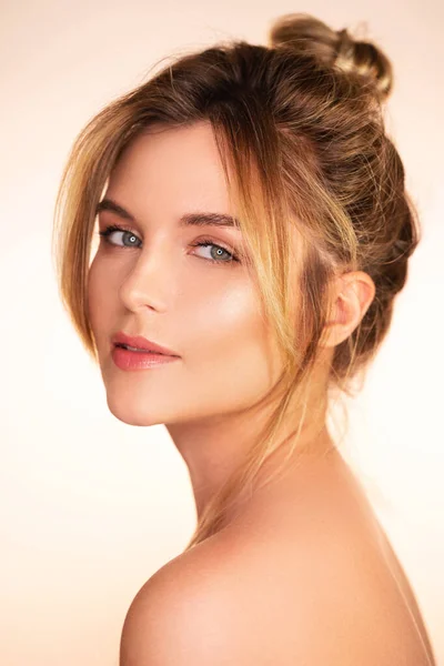 Porträtt Ung Och Vacker Kvinna Med Naturlig Makeup — Stockfoto