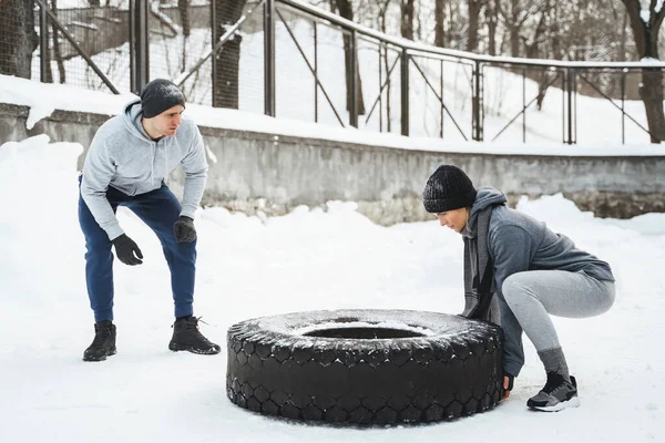 Trening Zewnątrz Trener Jego Klientka Podczas Treningu Oponą Chłodny Zimowy — Zdjęcie stockowe