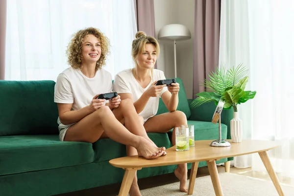 Twee Mooie Meisjes Spelen Video Game Console Woonkamer Van Mooi — Stockfoto