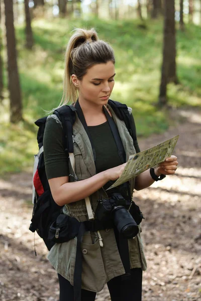 Giovane Escursionista Femminile Con Grande Zaino Utilizzando Mappa Orienteering Nella — Foto Stock