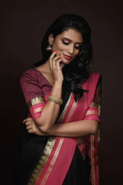 Portrait Beautiful Indian Woman Wearing Traditional Sari Dress — Stock Photo, Image