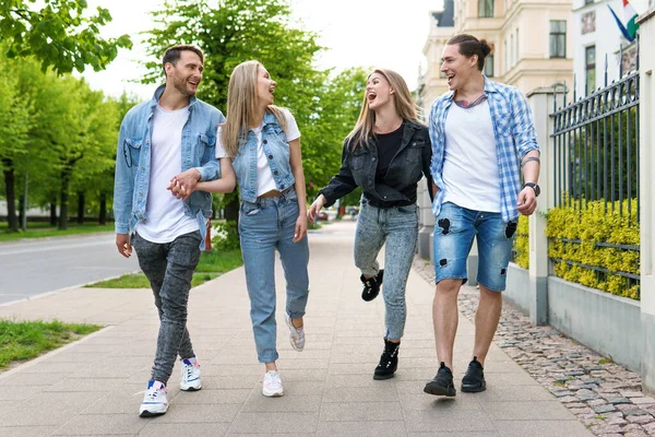 Gruppe Gut Gelaunter Bester Freunde Amüsiert Sich Beim Spaziergang Durch — Stockfoto