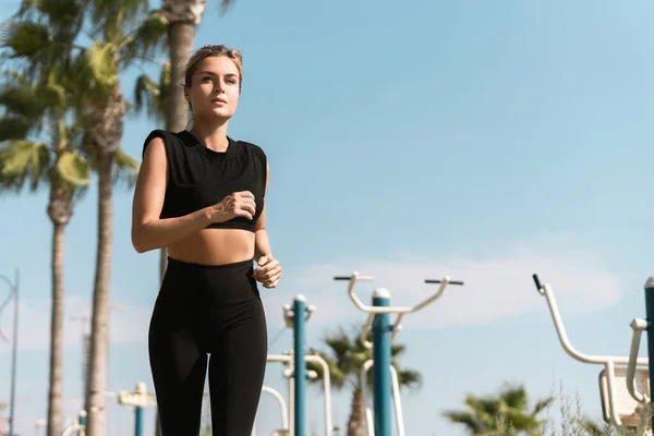 Jonge Atletische Vrouw Loopt Tijdens Haar Zomer Joggen Workout — Stockfoto