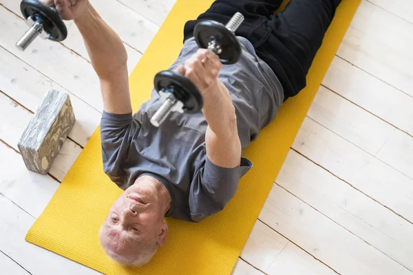Homem Idoso Ativo Exercitando Com Halteres Durante Seu Treino Casa — Fotografia de Stock