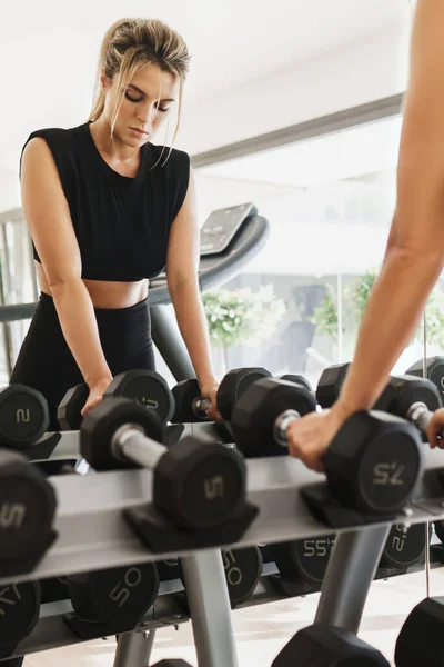 Portrait Young Athletic Woman Dumbbells Her Fitness Workout Gym — Stock Photo, Image