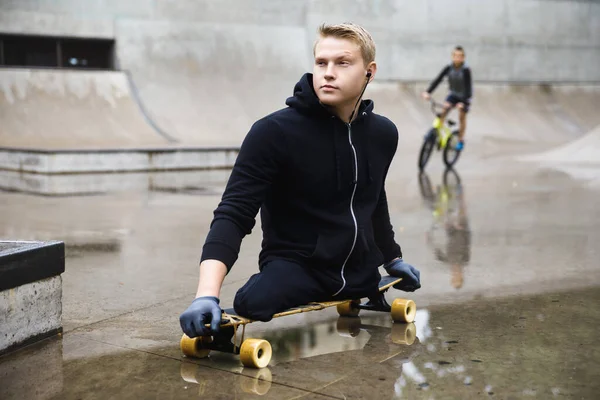 Jovem Motivado Deficiente Cara Com Longboard Skatepark — Fotografia de Stock