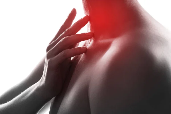 赤い斑点のある女性の首 甲状腺や喉の痛みの問題の概念 — ストック写真