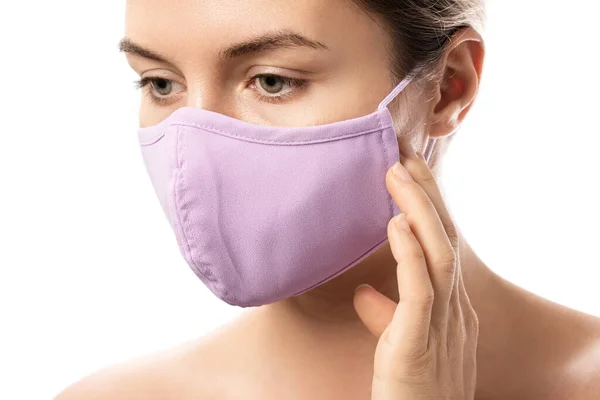 Mujer Joven Con Máscara Prevención Irritación Piel Sobre Fondo Blanco —  Fotos de Stock