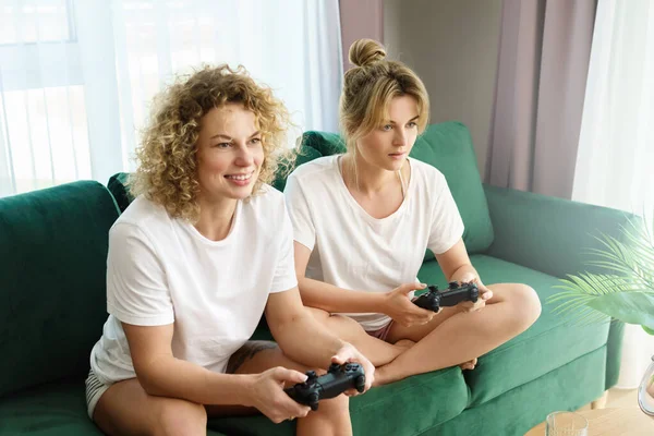 Two Beautiful Girls Playing Video Game Console Living Room Nice — Stock Photo, Image