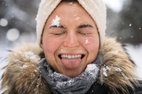 Portret Van Jong Vrolijk Meisje Genieten Van Sneeuw Tijdens Mooie — Stockfoto