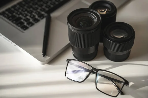 Local Trabalho Fotógrafo Com Lentes Principais Diferentes Mesa Branca — Fotografia de Stock