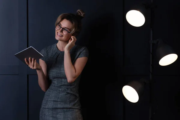 Young Businesswoman Using Wireless Earbuds Tablet Late Night Work Office — Stock Photo, Image