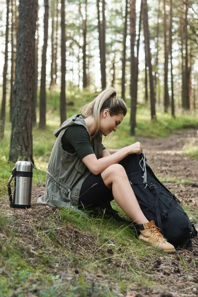 Jeune Randonneuse Pendant Une Petite Halte Assise Dans Une Forêt — Photo