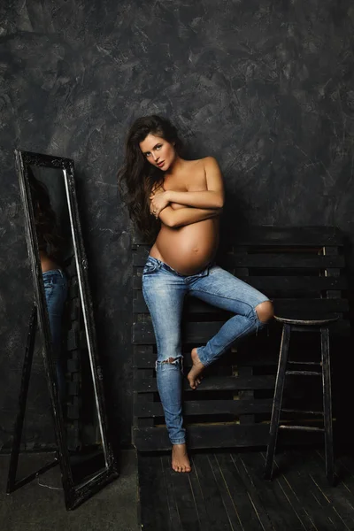 Retrato Jovem Grávida Vestindo Jeans Com Belo Cabelo Comprido Estúdio — Fotografia de Stock