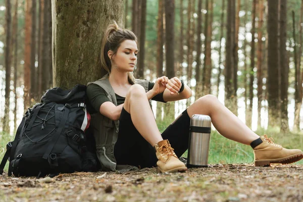 Giovane Escursionista Femminile Durante Una Piccola Sosta Seduta Nella Foresta — Foto Stock