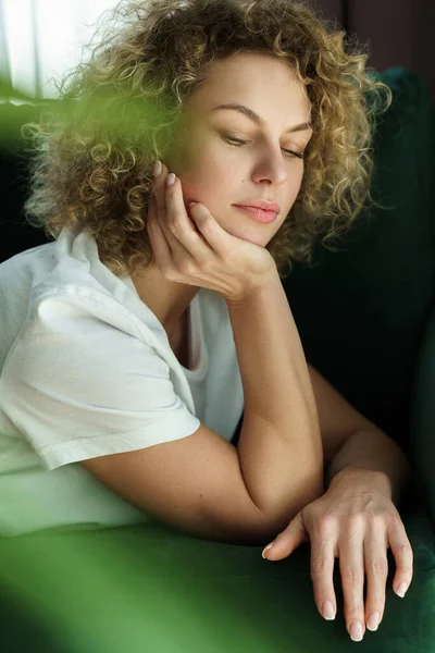 Retrato Mujer Joven Hermosa Con Pelo Rizado Acostado Sofá Verde — Foto de Stock
