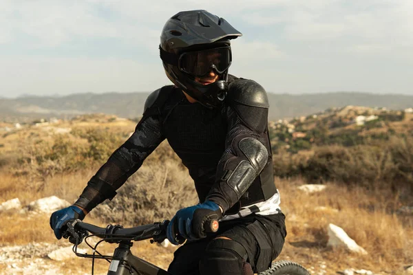 Professionell Downhill Ryttare Fullt Utrustad Med Skyddsutrustning Rider Sin Cykel — Stockfoto