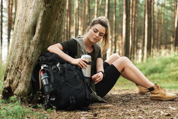 Giovane Escursionista Femminile Durante Una Piccola Sosta Seduta Nella Foresta — Foto Stock