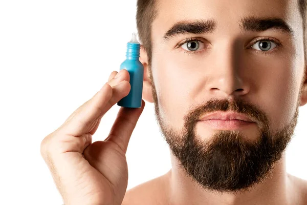 Knappe Man Met Een Kleine Fles Oogdruppels Een Witte Achtergrond — Stockfoto