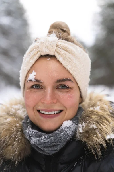 Portrét Mladé Veselá Dívka Těší Sníh Během Krásného Zimního Dne — Stock fotografie