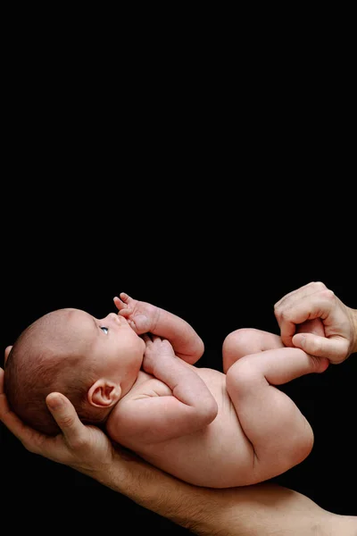 Lindo Bebé Recién Nacido Acostado Las Manos Del Padre Sobre — Foto de Stock