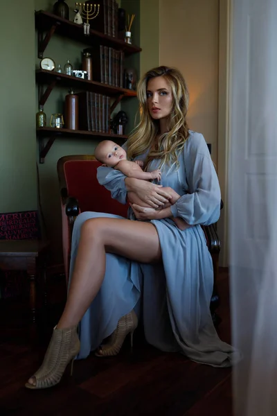 Retrato Una Joven Hermosa Madre Con Vestido Gris Lujo Sosteniendo — Foto de Stock