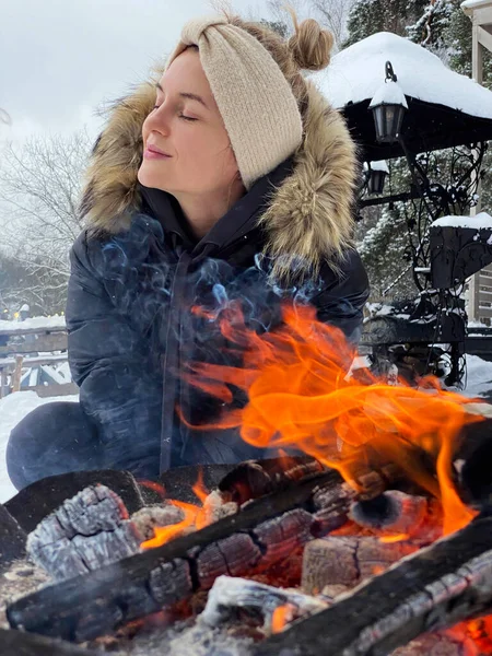 Jonge Mooie Vrouw Die Opwarmt Bij Vuurplaats Tijdens Koude Winterdag — Stockfoto