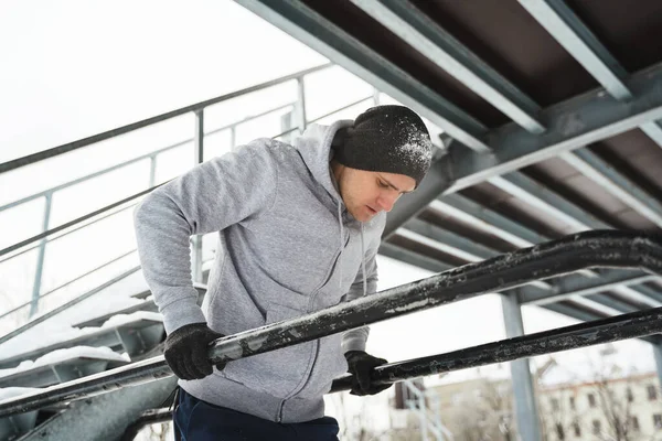Młody Sportowiec Zanurza Się Równoległych Barach Podczas Treningu Zimowego Świeżym — Zdjęcie stockowe