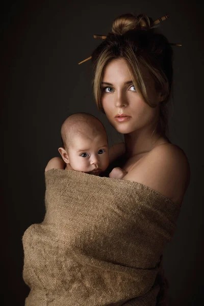 Portrét Krásné Matky Jejího Malého Miminka Jsou Zabaleny Pytlovině — Stock fotografie