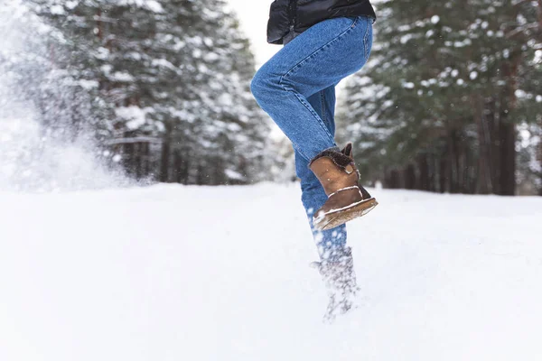 Winterplezier Buitenshuis Vrouw Met Schapenvacht Laarzen Schopt Sneeuw — Stockfoto