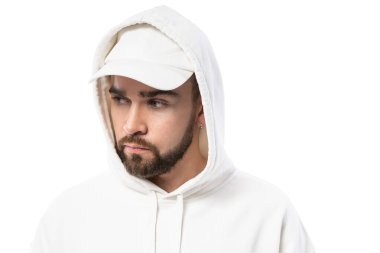 Beyaz şapkalı yakışıklı bir adam ve beyaz arka planda izole edilmiş bir kapüşonlu.