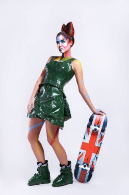 Gri arkaplan üzerinde pop sanat makyajı olan yaratıcı çizgi roman karakteri imajı modeli