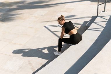 Genç atletik kadın ve gölgesi. Yaz sporu mu yoksa kendinle savaşma konsepti mi?.