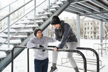 Soğuk kış ve karlı günde spor yaparken genç ve sportif bir çift