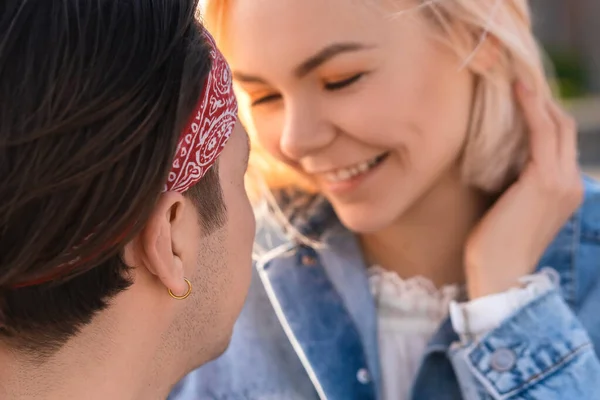 Draußen Porträt Eines Jungen Sinnlichen Teenie Paares Das Sich Verliebt — Stockfoto