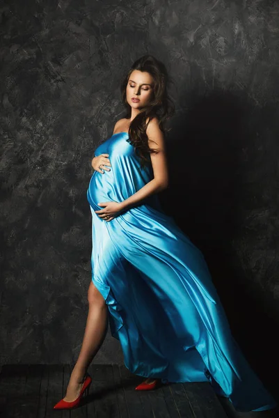 Portrét Mladé Krásné Těhotné Ženy Krásnou Modrou Létající Saténovou Tkaninou — Stock fotografie