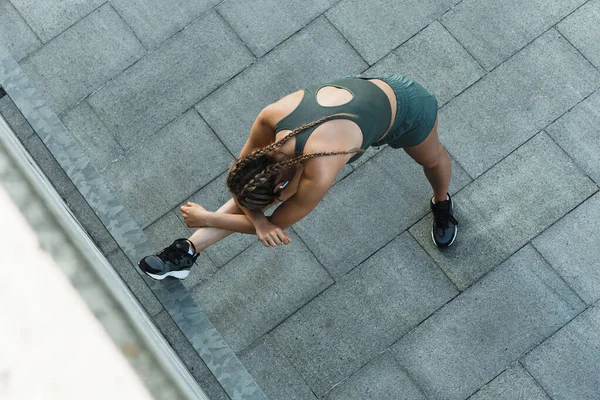 Młoda Sportowa Kobieta Rozciąga Się Podczas Treningu Fitness Świeżym Powietrzu — Zdjęcie stockowe