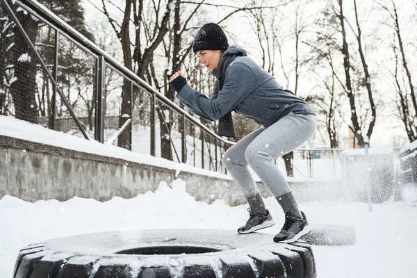 Trening Zewnątrz Sportowa Kobieta Podczas Treningu Zimowego Świeżym Powietrzu Oponą — Zdjęcie stockowe