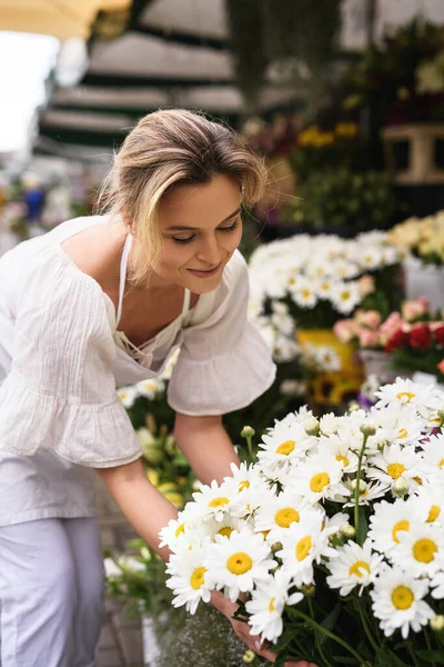 Jovem Bela Florista Mulher Trabalhando Sua Pequena Loja Flores — Fotografia de Stock