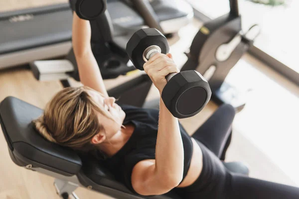 Young Athletic Woman Doing Bench Press Using Dumbbells Gym — Stock Photo, Image