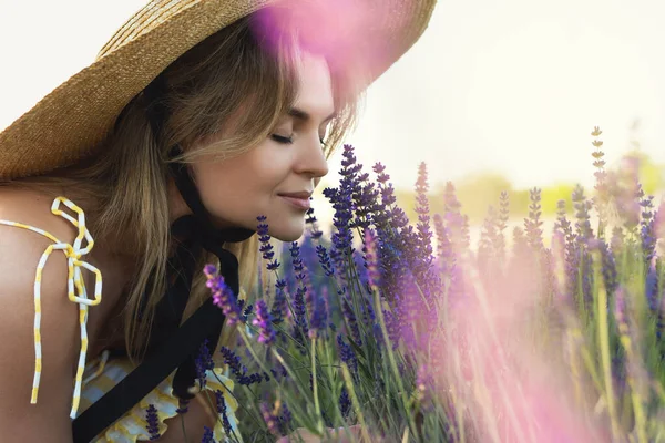 ラベンダーの花でいっぱいの分野で美しい若い女性の肖像画 — ストック写真