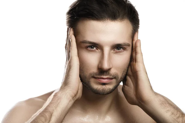 白い背景にシャワー後にぬれた顔をした若いハンサムな男の肖像 — ストック写真