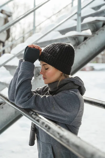 Portrét Mladé Atletické Ženy Během Zimního Cvičení Venku — Stock fotografie