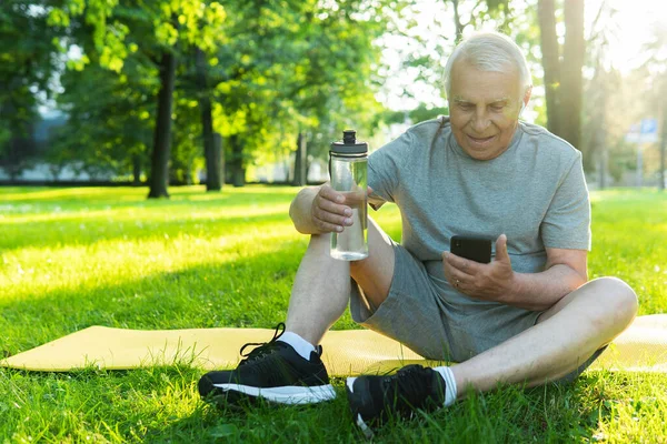 Homem Idoso Calmo Com Smartphone Fones Ouvido Sem Fio Relaxantes — Fotografia de Stock