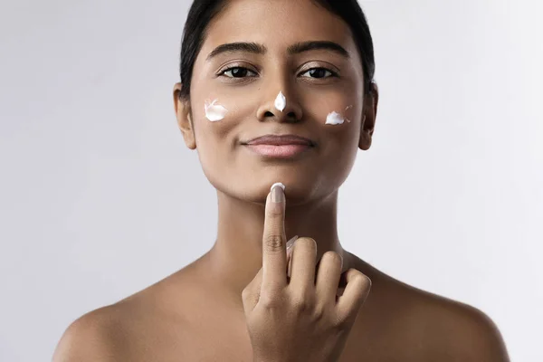 Belle Heureuse Femme Indienne Appliquant Crème Hydratante Sur Son Visage — Photo